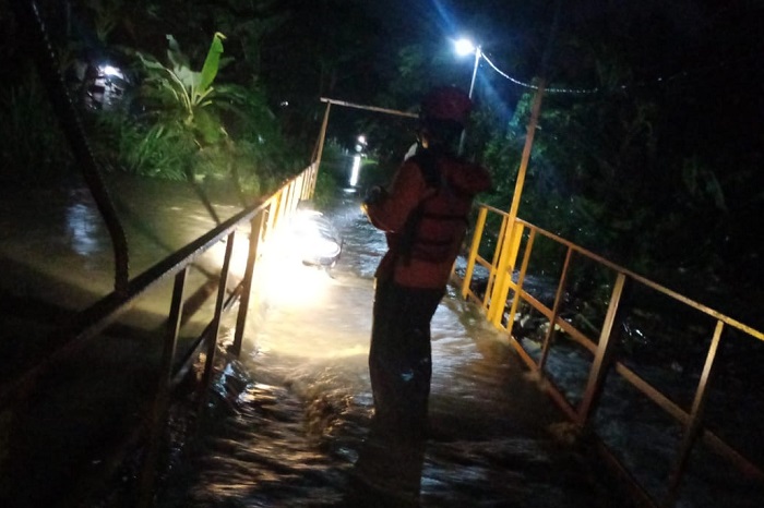 BPBD Kabupaten Tegal melakukan pemantuaan dan pemeriksaan daerah aliran sungai. (Dok. BNPB)
