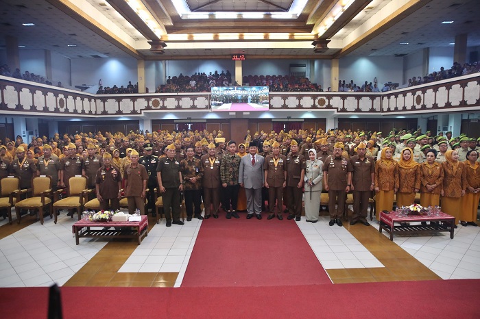 Menteri Pertahanan (Menhan) Prabowo Subianto menghadiri Hari Veteran Nasional di Universitas Sebelas Maret (UNS), Surakarta. (Dok. Tim Media Prabowo) 
