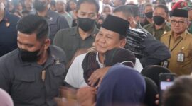 Ketua Umum Partai Gerindra Prabowo Subianto saat bersama Masyarakat. (Facbook.com/@Prabowo Subianto)
