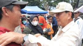 Ketua Umum Partai Gerindra Prabowo Subianto saat bersama Masyarakat. (Facbook.com/@Prabowo Subianto)
