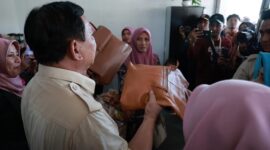 Menteri Pertahanan (Menhan) Prabowo Subianto Beli Tas Buatan Emak-emak PKK di Gunung Kidul. (Dok. Tim Media Prabowo) 
